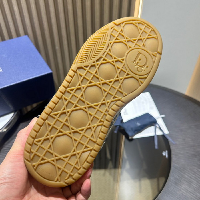 D10R B9s SNEAKER