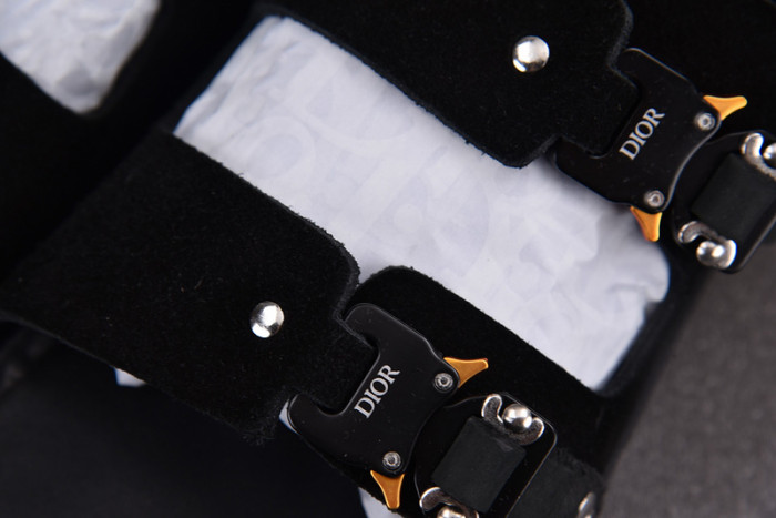 d10r sandal