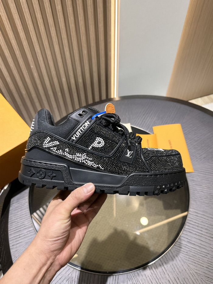 L0VT SNEAKER