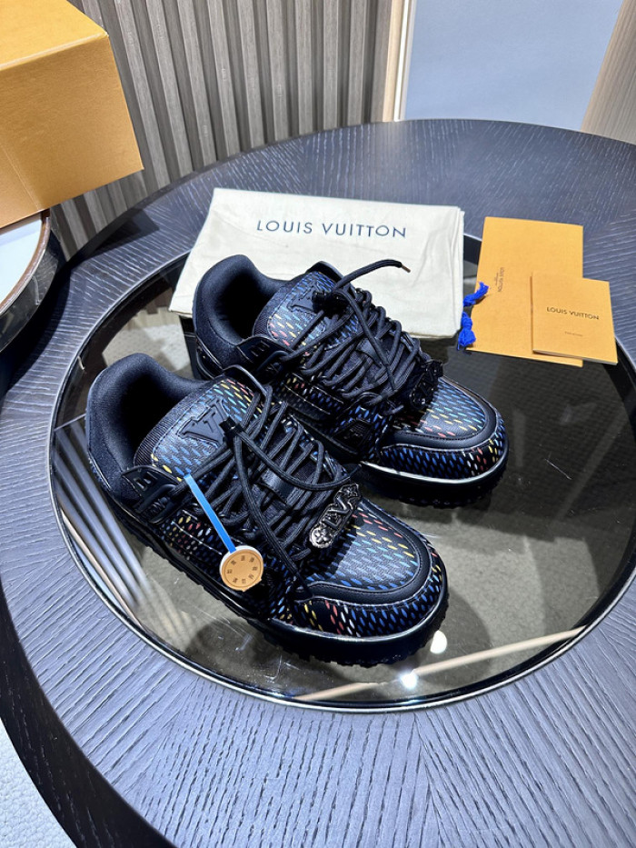 L0VT SNEAKER
