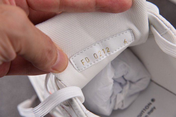 L0VT SNEAKER