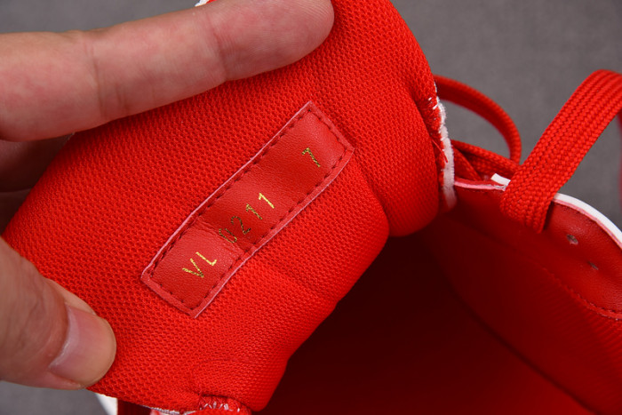 L0VT SNEAKER