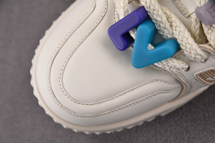 L0VT SNEAKER