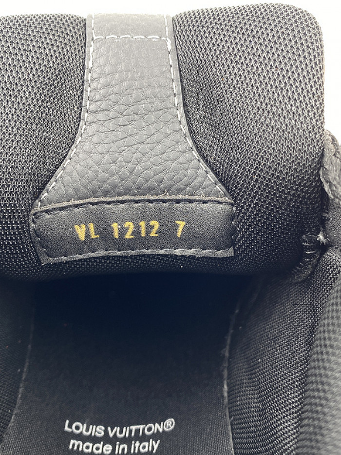 L0VT SNEAKER