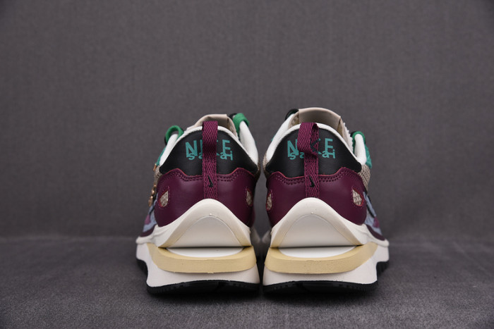SACAI X NIKE VAPORWAFFLE "STRING/BLACK VILLAIN-RED" DD3035-200